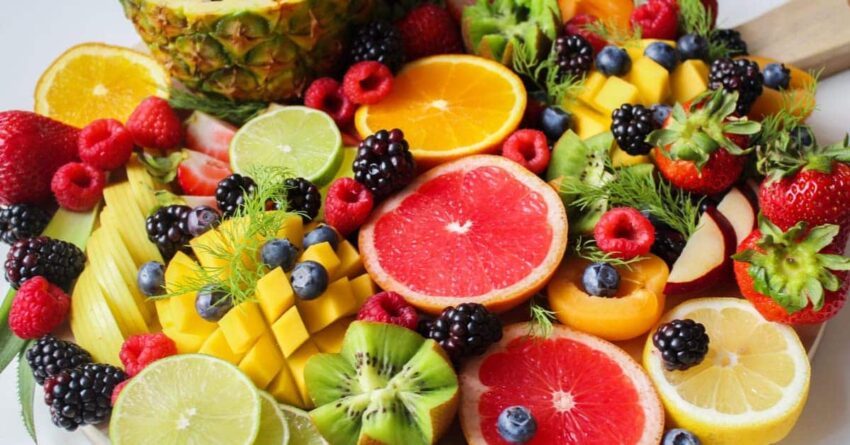 An image of top view showing different kinds of low calorie foods like fruits.